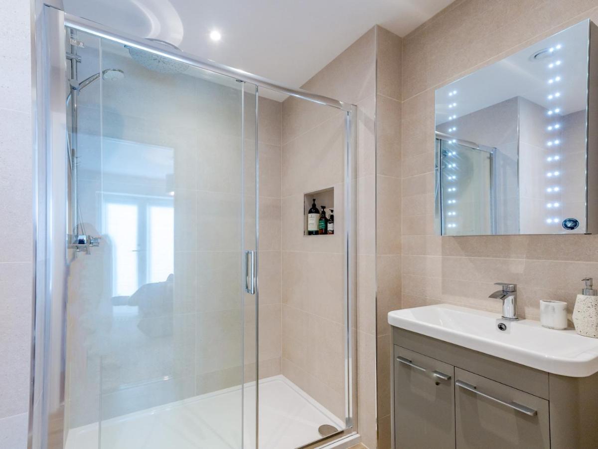 Pass The Keys Contemporary Apartment With Secure Parking Shrewsbury Exteriör bild